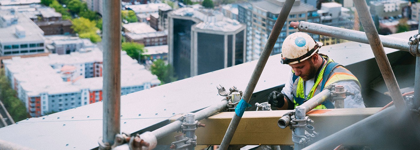 Un homme de construction travaile sur un édiffice