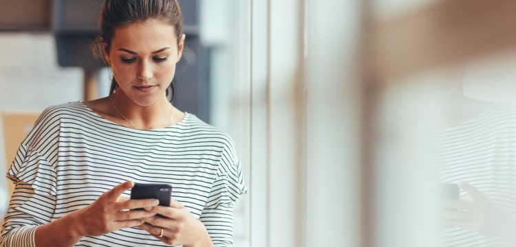 Femme consulte téléphone